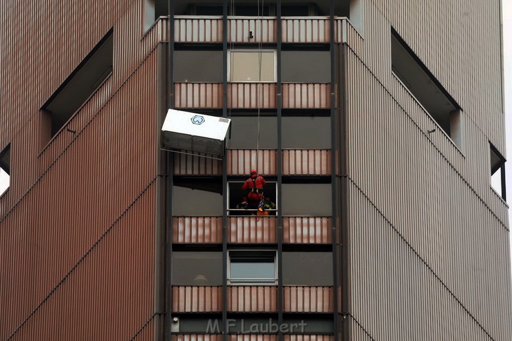 Gondel mit 2 Arbeiter blieb haengen Uni Center Koeln Luxemburgerstr P08.jpg